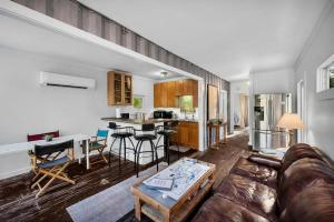 Posezení v ubytování Upcycled Shipping Containers Transformed into a Glamping Home for a Unique Florida Vacation + 68 fotografií