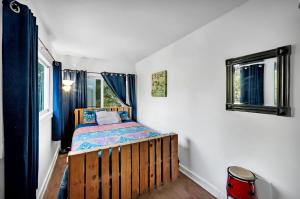 Postel nebo postele na pokoji v ubytování Upcycled Shipping Containers Transformed into a Glamping Home for a Unique Florida Vacation