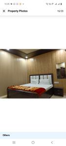 een slaapkamer met een bed in een kamer bij Shree Radha Raman Palace in Ayodhya