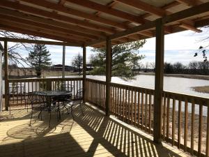 Balkón nebo terasa v ubytování Cozy Cabin Rental on a Winery for a Romantic Weekend Getaway in Oklahoma