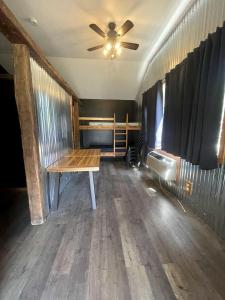 Gambar di galeri bagi Equipped Cabin Surrounded by Nature in Indiana di Stony Lonesome