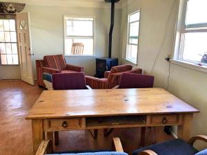 Χώρος καθιστικού στο Rustic Cabin Rental Surrounded by the Mojave Desert in Yucca Valley, California