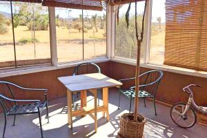Φωτογραφία από το άλμπουμ του Rustic Cabin Rental Surrounded by the Mojave Desert in Yucca Valley, California σε Yucca Valley Service Center Heliport