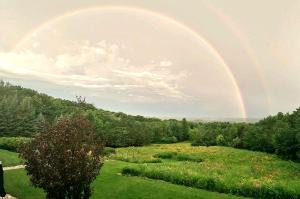 un arc-en-ciel au-dessus d'un champ dans l'établissement Charming Country Bed and Breakfast Accommodation near Madison, Wisconsin, à Merrimac