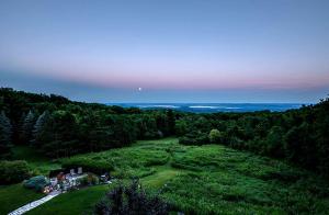 un groupe de personnes debout dans un champ arboré dans l'établissement Charming Country Bed and Breakfast Accommodation near Madison, Wisconsin, à Merrimac