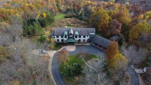 - une vue aérienne sur une grande maison dans la forêt dans l'établissement Charming Country Bed and Breakfast Accommodation near Madison, Wisconsin, à Merrimac