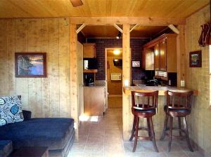 Η κουζίνα ή μικρή κουζίνα στο Rustic Cabin Perfect for a Romantic Getaway in Inverness, Florida