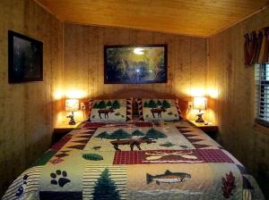 Ένα ή περισσότερα κρεβάτια σε δωμάτιο στο Rustic Cabin Perfect for a Romantic Getaway in Inverness, Florida