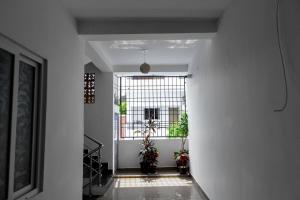 KottakupamにあるThugi's homestayの鉢植えの廊下