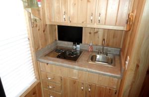 Kuchyň nebo kuchyňský kout v ubytování Family-Friendly Cabin Surrounded by Small Town Charm in Sundance, Wyoming