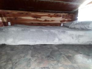 Ένα ή περισσότερα κρεβάτια σε δωμάτιο στο Lofted Cabin with Hot-Tub and Countryside Views in Marshall, Arkansas +6 φωτογραφίες