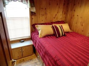 Postel nebo postele na pokoji v ubytování Inviting Getaway with a Fireplace near the Black Hills of South Dakota