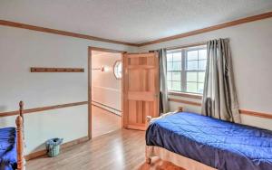 Ένα ή περισσότερα κρεβάτια σε δωμάτιο στο Spacious Family Lake Vacation Rental near St David, Maine