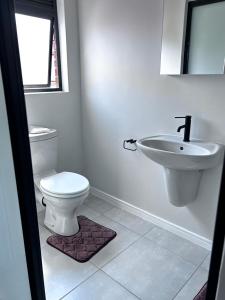 un baño con inodoro y lavabo en The Blyde Inn, en Pretoria