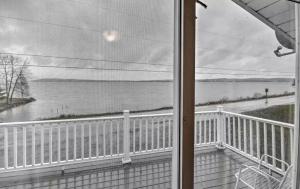 Μπαλκόνι ή βεράντα στο Spacious Family Lake Vacation Rental near St David, Maine