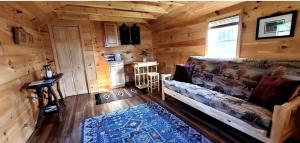 Χώρος καθιστικού στο Off-Grid Cabin Nestled Among Nature with Lovely Landscape Views in Maine