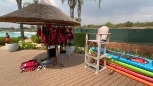 Una terraza con un cenador con una tabla de surf y una silla. en The Blyde Inn, en Pretoria 11 fotos más