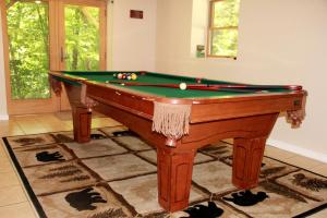 - une table de billard dans le salon dans l'établissement Deluxe Log Cabin with a Hot Tub in the Smoky Mountains of North Carolina, à Crabtree