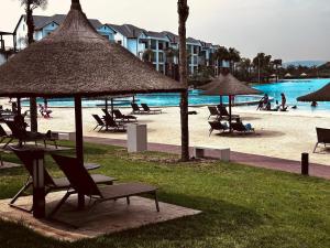 Un grupo de sillas y sombrillas en una playa. en The Blyde Inn, en Pretoria