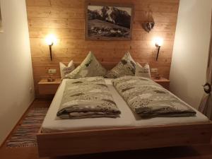 Una cama o camas en una habitación de Ferienwohnung Steinbacher
