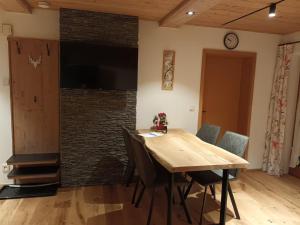 Una televisión o centro de entretenimiento en Ferienwohnung Steinbacher