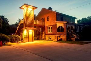una grande casa di mattoni con un camino illuminato di Vacation Accommodation near Ample Outdoor Recreation in Confluence, Pennsylvania a Confluence