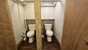 un piccolo bagno con due bagni e una porta di Vacation Accommodation near Ample Outdoor Recreation in Confluence, Pennsylvania a Confluence