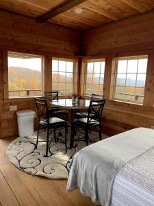 Postel nebo postele na pokoji v ubytování Incredible Tower Located on a Farm Surrounded by Forests, Lakes and Mountains in Granville, New York!