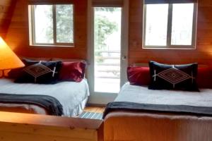 Ένα ή περισσότερα κρεβάτια σε δωμάτιο στο Cozy Secluded Log Cabin with Scenic Mountain Views near Park City, Utah