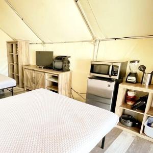 Η κουζίνα ή μικρή κουζίνα στο Ideal Glamping Spot for an Adventurous Family Vacation: Cool Safari Tent on the San Marcos River near Kingsbury, Texas