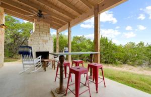 Balkón nebo terasa v ubytování Beautiful Pet-Friendly Cottage with Outdoor Fireplace for a Wonderful Escape in Nature near Austin, Texas