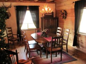 Posezení v ubytování Spacious Pet-Friendly Cabin for a Vacation near Glacier National Park, Montana