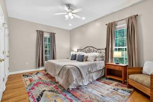 Ένα ή περισσότερα κρεβάτια σε δωμάτιο στο Resplendent Cabin Haven near Shenandoah River in Virginia
