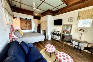 Posezení v ubytování Unique Soundfront Rental Set in Kitty Hawk Woods Coastal Preserve of North Carolina