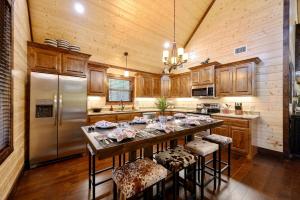 Η κουζίνα ή μικρή κουζίνα στο Cozy Secluded Cabin with Hot Tub in Broken Bow, Oklahoma