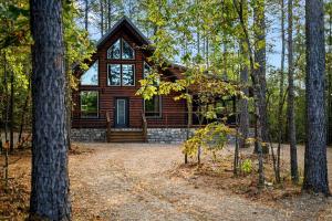 Κήπος έξω από το Cozy Secluded Cabin with Hot Tub in Broken Bow, Oklahoma