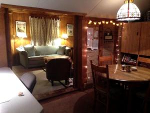 Χώρος καθιστικού στο Charming and Secluded Log Cabin Rental on Small Farm near Lake Michigan