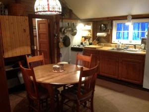 Η κουζίνα ή μικρή κουζίνα στο Charming and Secluded Log Cabin Rental on Small Farm near Lake Michigan