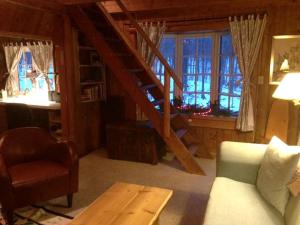 Χώρος καθιστικού στο Charming and Secluded Log Cabin Rental on Small Farm near Lake Michigan +5 φωτογραφίες