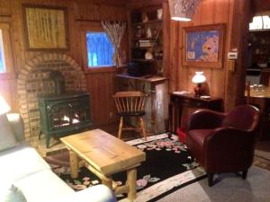Χώρος καθιστικού στο Charming and Secluded Log Cabin Rental on Small Farm near Lake Michigan