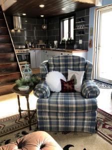 Ruang duduk di New York Tiny House Ideal for a Romantic Getaway in the Adirondack Mountains