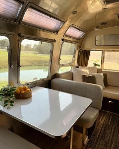 Гостиная зона в Outstanding Airstream Close to Stunning Hiking Trails in Bristol, Texas