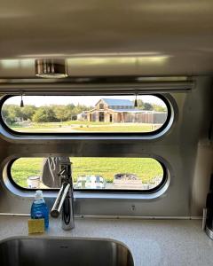 Фотография из галереи Outstanding Airstream Close to Stunning Hiking Trails in Bristol, Texas в городе Bristol +5 фотографий