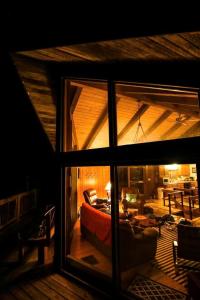 una finestra con vista su un soggiorno di Fantastic Secluded Cabin with Nice Sights in North Creek, New York a North Creek