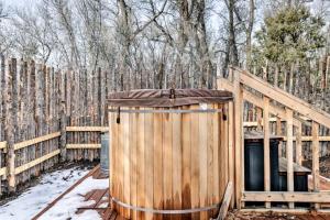 une clôture en bois avec une poubelle devant dans l'établissement Artistic Garden Casita on Organic Farm in New Mexico, à San Cristobal