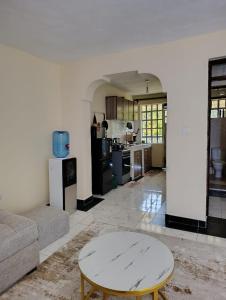 un salon avec un canapé et une table dans l'établissement Nakuru modern home, à Nakuru