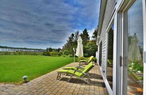 Zahrada ubytování Exquisite Waterfront Vacation Rental with a Private Dock, a Pool, and a Hot Tub in the Hamptons, New York