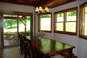 Ảnh trong thư viện ảnh của Rustic Log Cabin Rental with a Hot Tub near Asheville, North Carolina ở Crabtree