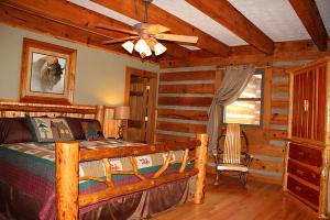 Khu vực ghế ngồi tại Rustic Log Cabin Rental with a Hot Tub near Asheville, North Carolina