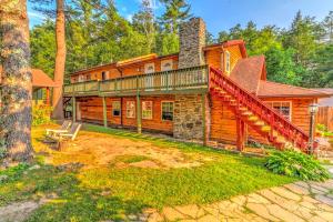 Una gran casa de troncos con una escalera en ella en Cozy and Secluded Cabin with a Fireplace in the Poconos Mountains of Pennsylvania, en Canadensis